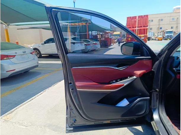 Car image 11