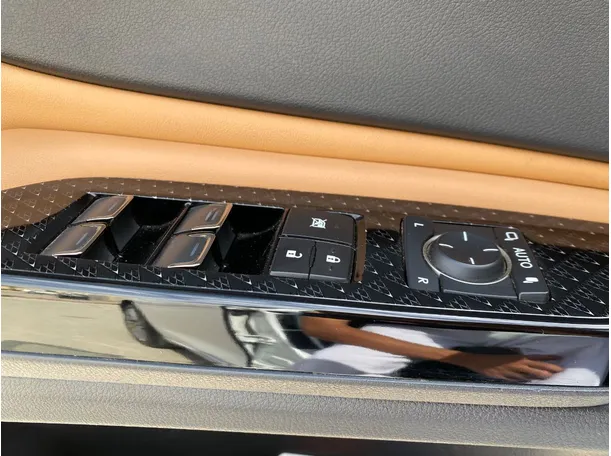 Car image 27