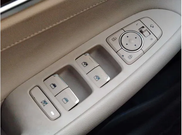 Car image 29