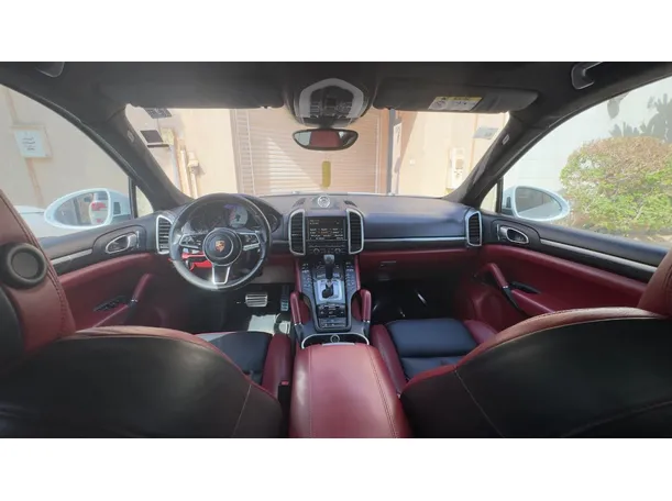 Car image 14