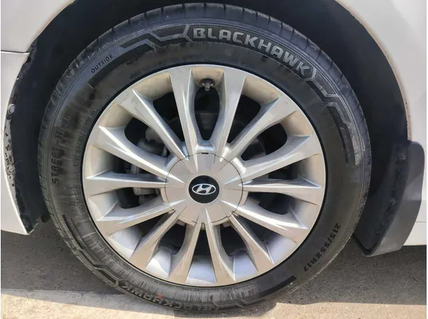 Car image 10