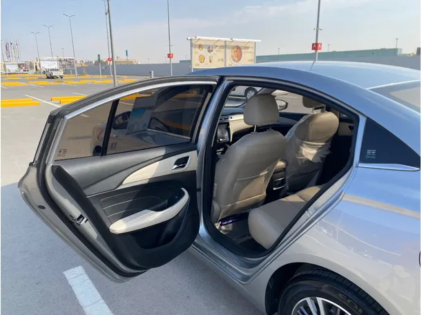 Car image 12