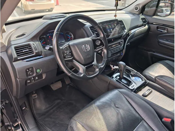 Car image 11