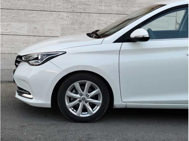 Car image 9