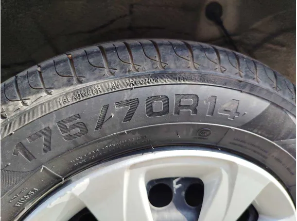 Car image 27