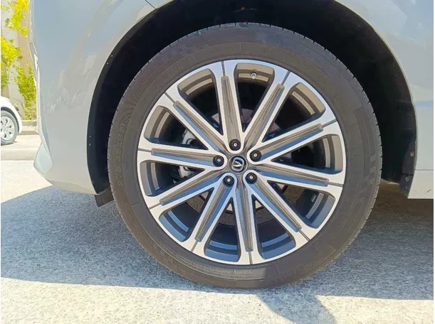 Car image 10