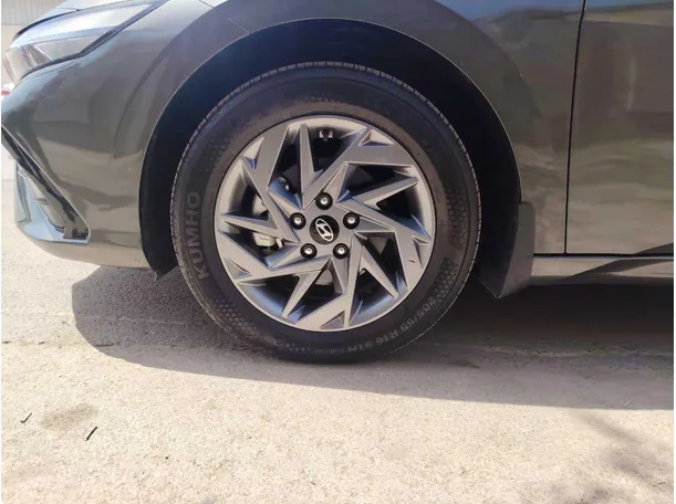 Car image 10