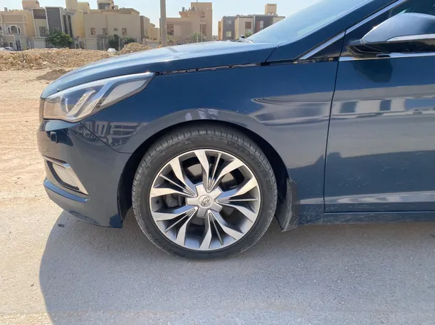Car image 9