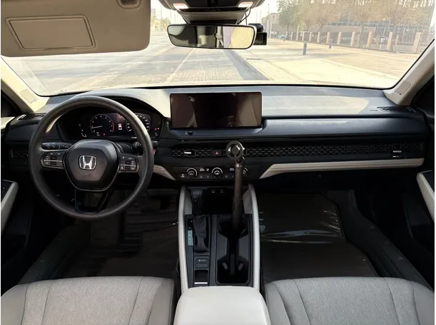 Car image 15