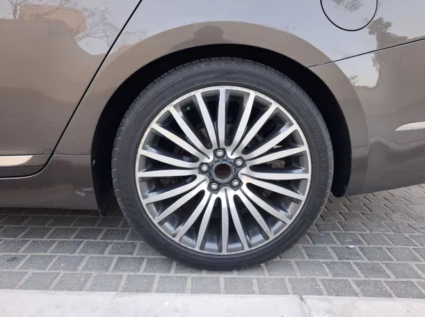Car image 9