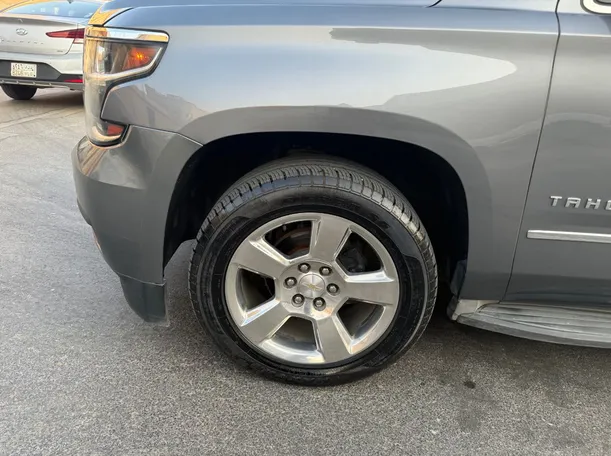 Car image 9