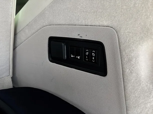 Car image 32