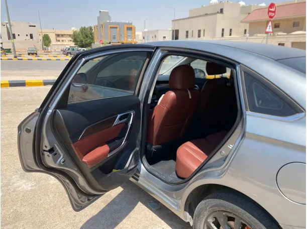 Car image 12