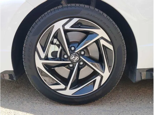 Car image 10