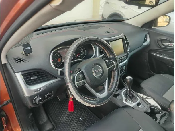 Car image 14