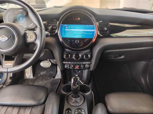 Car image 18