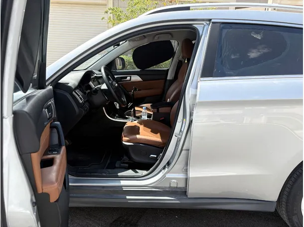 Car image 12