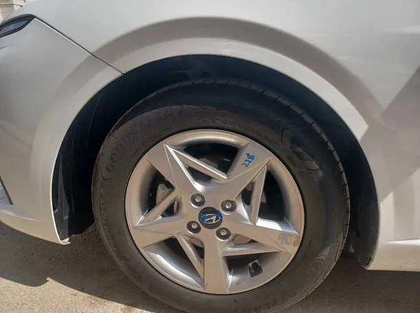 Car image 9