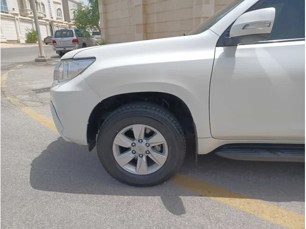 Car image 9