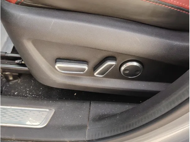 Car image 32