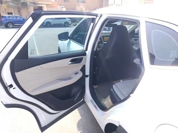 Car image 16