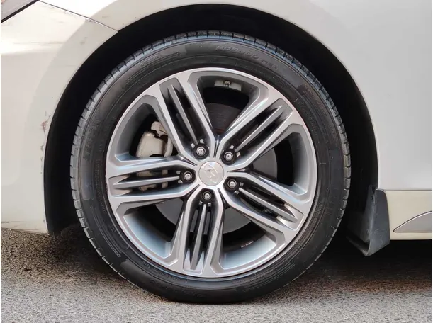 Car image 10