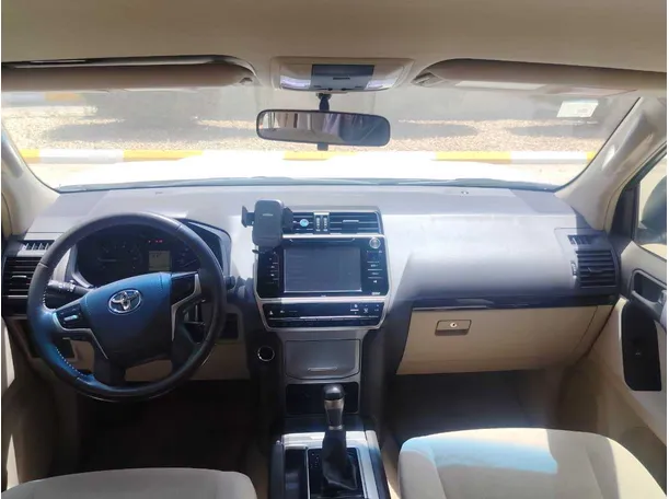 Car image 14