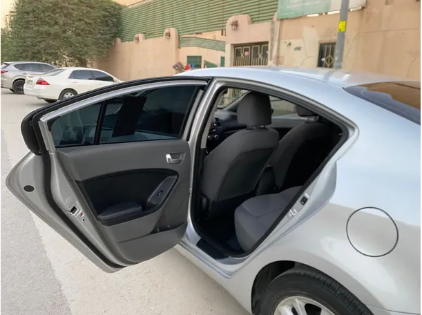 Car image 12