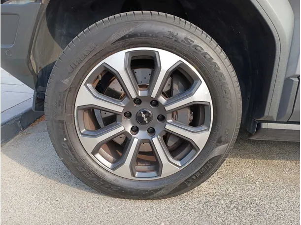 Car image 9