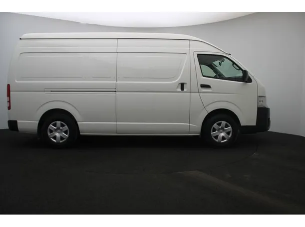 Car image 13