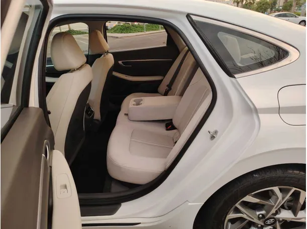 Car image 15