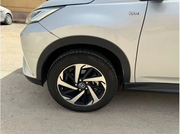 Car image 9