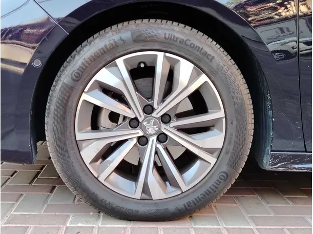 Car image 10