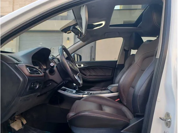 Car image 11