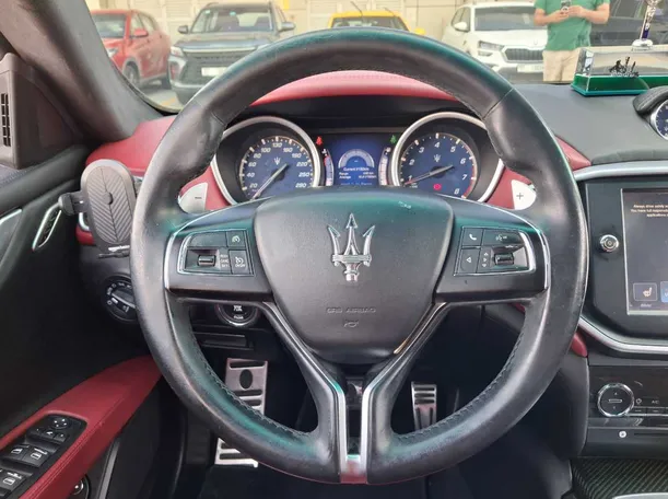 Car image 18