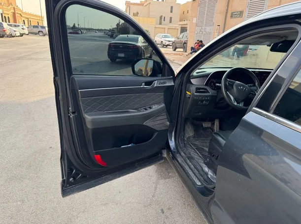 Car image 10