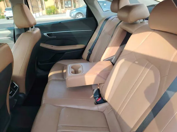 Car image 19