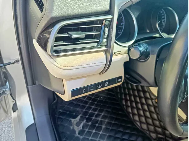 Car image 29