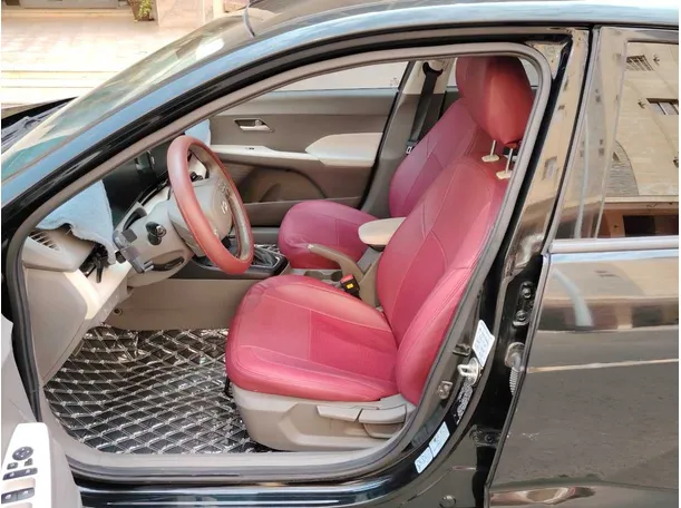 Car image 12