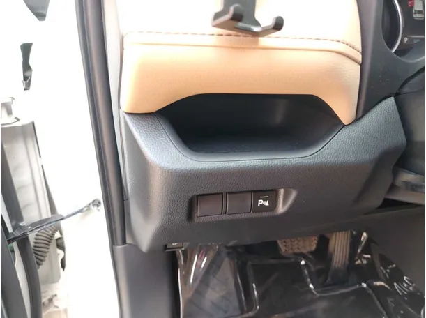 Car image 34
