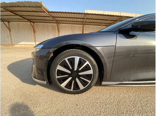 Car image 9