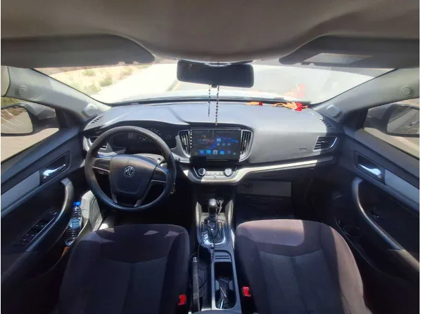 Car image 14