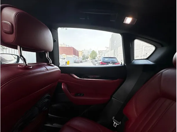 Car image 16