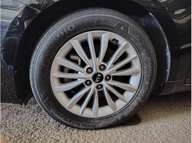 Car image 9