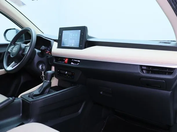 Car image 10
