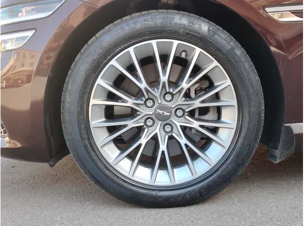 Car image 10