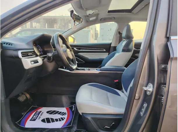 Car image 12