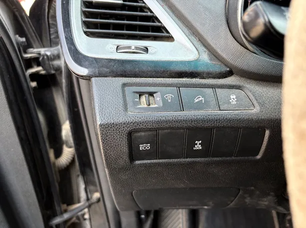 Car image 25
