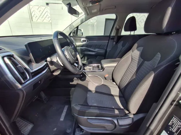 Car image 12