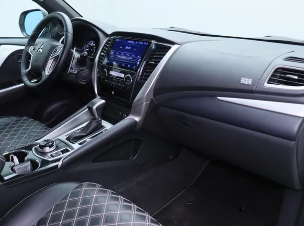 Car image 10